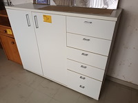 Lot 81 - witte melamine kast - afbeelding 2 van  3