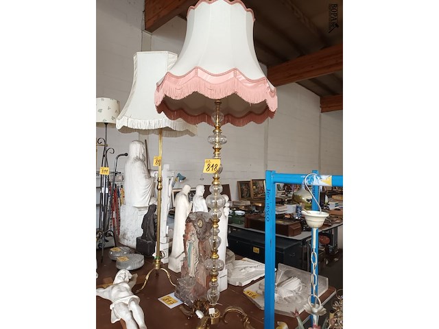 Lot 818 - staande lamp in koper en glas - afbeelding 1 van  4