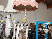 Lot 818 - staande lamp in koper en glas - afbeelding 1 van  4