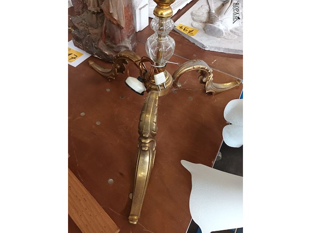 Lot 818 - staande lamp in koper en glas - afbeelding 2 van  4