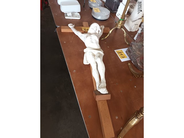 Lot 819 - gipsen kruisbeeld aan houten kruis - afbeelding 1 van  4
