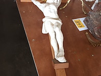 Lot 819 - gipsen kruisbeeld aan houten kruis - afbeelding 1 van  4