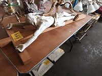 Lot 819 - gipsen kruisbeeld aan houten kruis - afbeelding 2 van  4