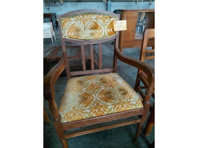 Lot 82 - antieken fauteuil met houten frame en bekleding in groen en - afbeelding 1 van  3