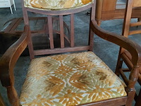 Lot 82 - antieken fauteuil met houten frame en bekleding in groen en - afbeelding 1 van  3