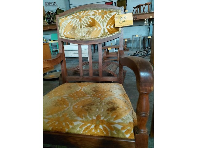 Lot 82 - antieken fauteuil met houten frame en bekleding in groen en - afbeelding 2 van  3