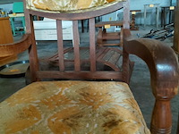 Lot 82 - antieken fauteuil met houten frame en bekleding in groen en - afbeelding 2 van  3