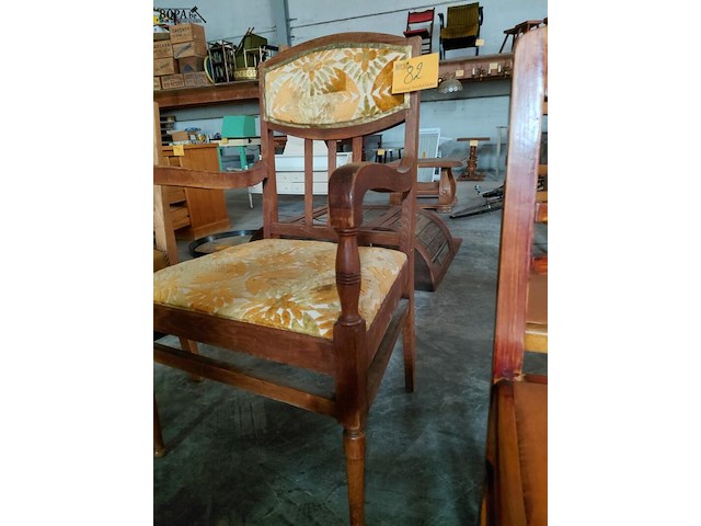 Lot 82 - antieken fauteuil met houten frame en bekleding in groen en - afbeelding 3 van  3