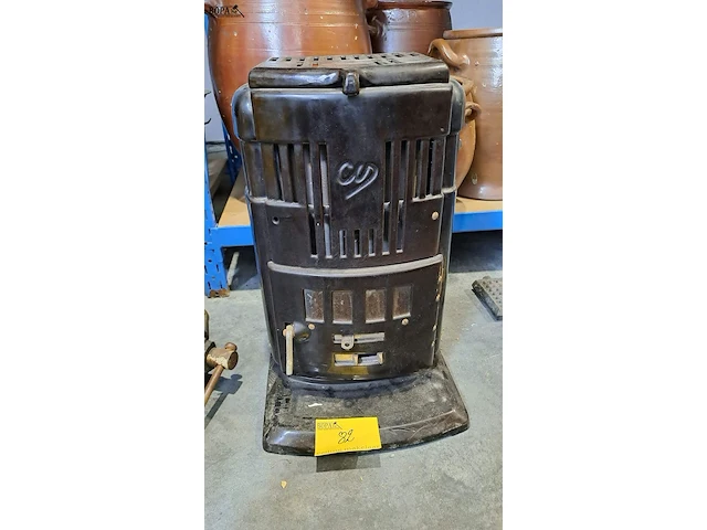 Lot 82 - art deco kolen- of houtkachel van gegoten ijzer en emaille a - afbeelding 1 van  2