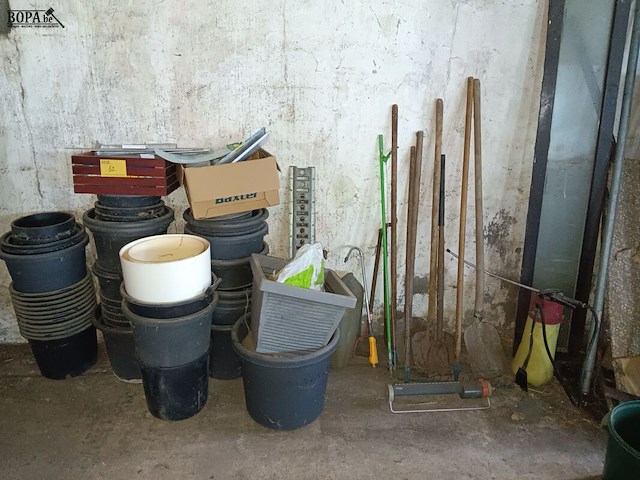 Lot 82 - bloempotten en tuinmateriaal - afbeelding 1 van  3