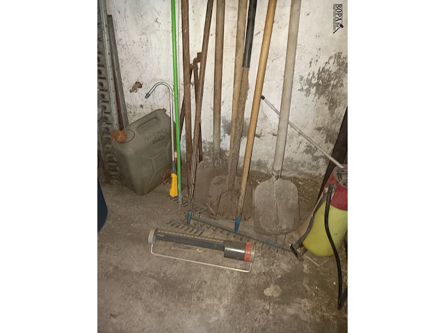 Lot 82 - bloempotten en tuinmateriaal - afbeelding 2 van  3