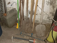 Lot 82 - bloempotten en tuinmateriaal - afbeelding 2 van  3