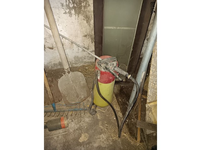 Lot 82 - bloempotten en tuinmateriaal - afbeelding 3 van  3