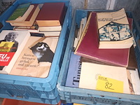 Lot 82 - boeken. 2 bakken - afbeelding 1 van  3
