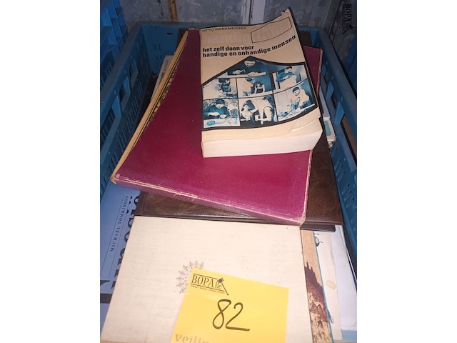 Lot 82 - boeken. 2 bakken - afbeelding 3 van  3