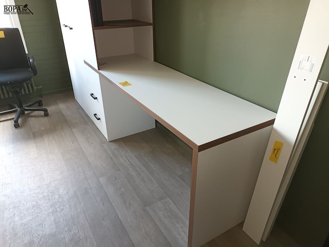 Lot 82 - bureau met aanbouw - afbeelding 2 van  6