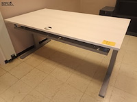 Lot 82 - bureautafel - afbeelding 1 van  3