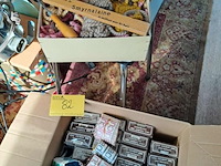 Lot 82 - doos smyrnalaine tapijtwol in verschillende kleuren & doos d - afbeelding 1 van  3