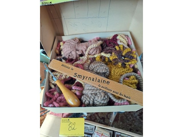 Lot 82 - doos smyrnalaine tapijtwol in verschillende kleuren & doos d - afbeelding 2 van  3