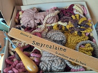 Lot 82 - doos smyrnalaine tapijtwol in verschillende kleuren & doos d - afbeelding 2 van  3