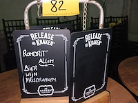 Lot 82 - flessenstandaard en menubordjes - afbeelding 1 van  3