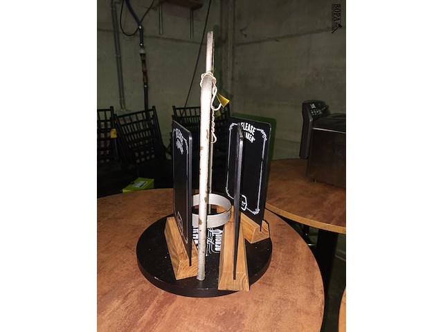 Lot 82 - flessenstandaard en menubordjes - afbeelding 2 van  3