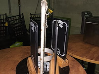 Lot 82 - flessenstandaard en menubordjes - afbeelding 2 van  3