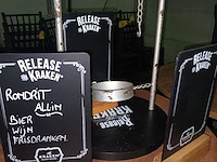 Lot 82 - flessenstandaard en menubordjes - afbeelding 3 van  3