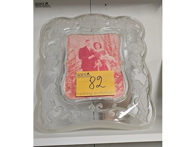 Lot 82 - fotokader in glas met engelen relief - afbeelding 1 van  5