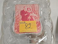 Lot 82 - fotokader in glas met engelen relief - afbeelding 1 van  5