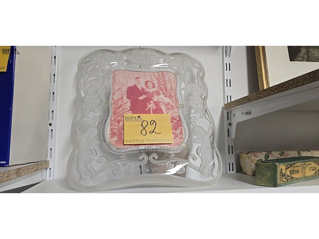 Lot 82 - fotokader in glas met engelen relief - afbeelding 2 van  5