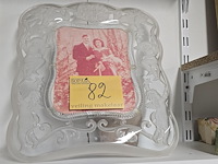 Lot 82 - fotokader in glas met engelen relief - afbeelding 2 van  5