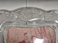 Lot 82 - fotokader in glas met engelen relief - afbeelding 4 van  5