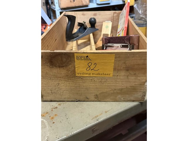 Lot 82 - handschuurmachine met klemmen + schuurpapier 8 stuks - afbeelding 1 van  4