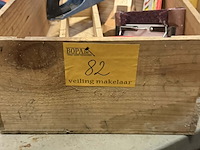 Lot 82 - handschuurmachine met klemmen + schuurpapier 8 stuks - afbeelding 1 van  4