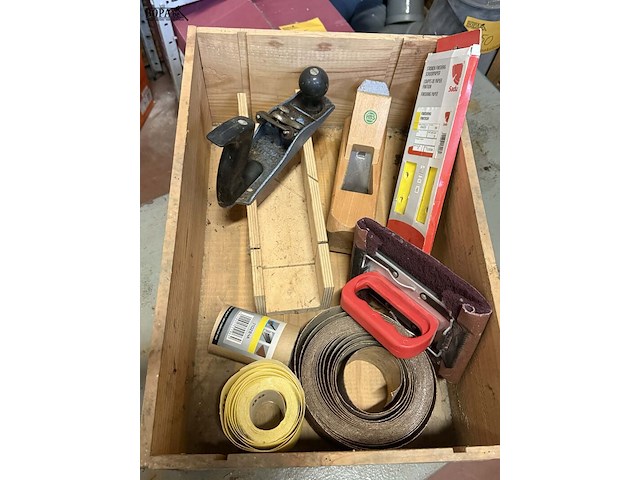 Lot 82 - handschuurmachine met klemmen + schuurpapier 8 stuks - afbeelding 2 van  4