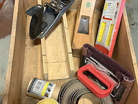 Lot 82 - handschuurmachine met klemmen + schuurpapier 8 stuks - afbeelding 2 van  4