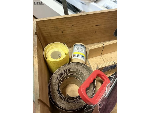 Lot 82 - handschuurmachine met klemmen + schuurpapier 8 stuks - afbeelding 3 van  4