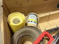 Lot 82 - handschuurmachine met klemmen + schuurpapier 8 stuks - afbeelding 3 van  4