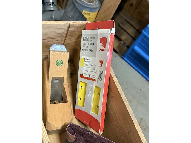Lot 82 - handschuurmachine met klemmen + schuurpapier 8 stuks - afbeelding 4 van  4