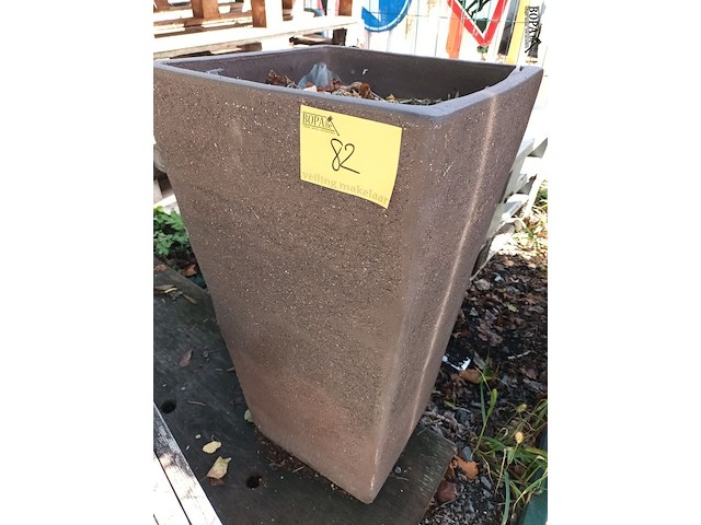 Lot 82 - hoge terracotta bloembak - afbeelding 1 van  3