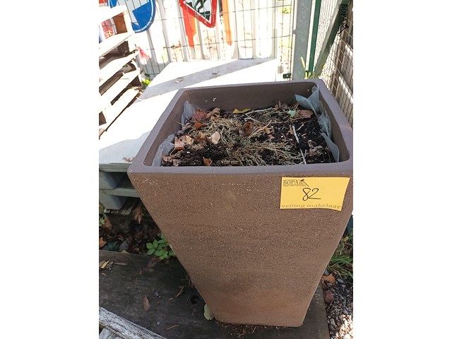 Lot 82 - hoge terracotta bloembak - afbeelding 3 van  3