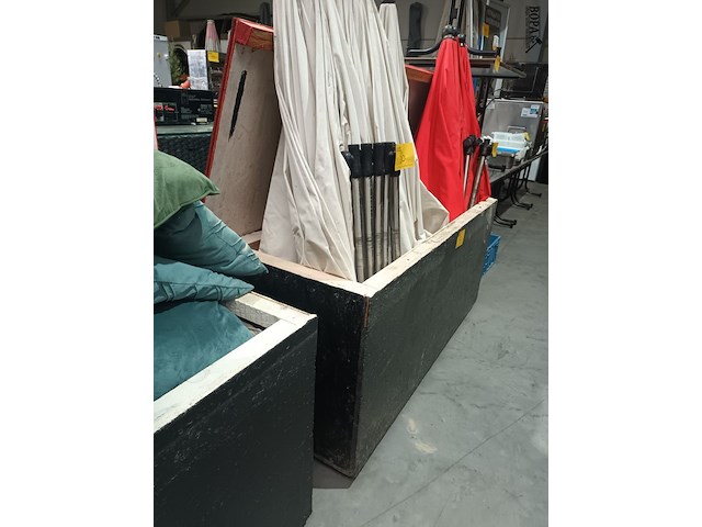 Lot 82 - houten bak met deksel - afbeelding 3 van  3