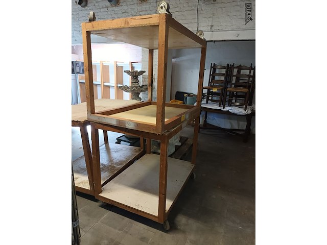 Lot 82 - houten mobiele werktafel. 2 stuks - afbeelding 1 van  2