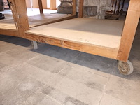 Lot 82 - houten mobiele werktafel. 2 stuks - afbeelding 2 van  2