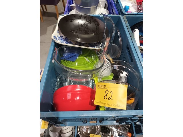 Lot 82 - huisraad. 1 bak - afbeelding 1 van  5