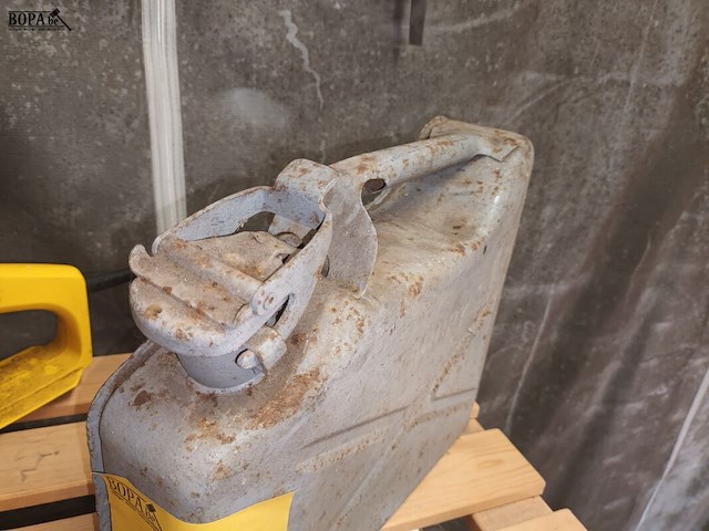 Lot 82 - jerrycan aubry paris - afbeelding 3 van  4