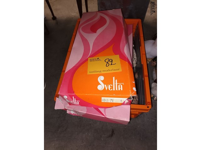 Lot 82 - kantwerk. bak en 3 doosjes - afbeelding 1 van  4