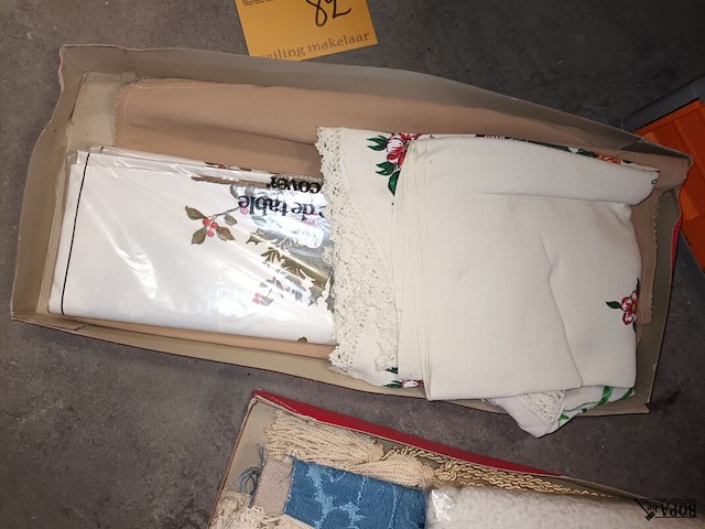 Lot 82 - kantwerk. bak en 3 doosjes - afbeelding 3 van  4