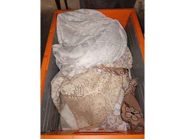 Lot 82 - kantwerk. bak en 3 doosjes - afbeelding 4 van  4